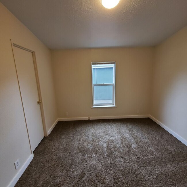 Building Photo - 5 bedroom : 3 bath Home with a Garage in Tangent