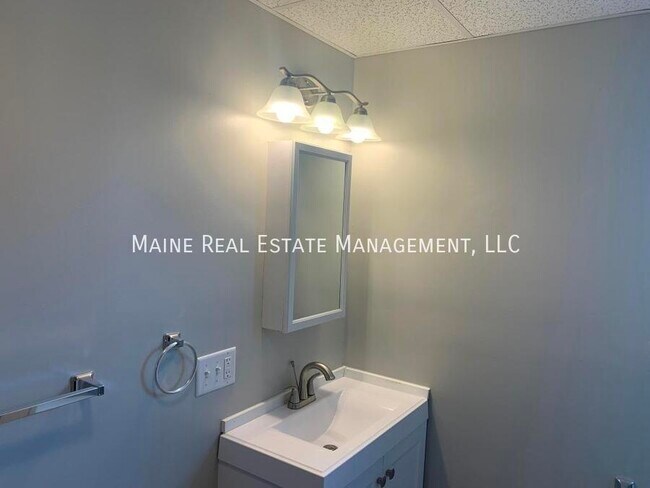 Building Photo - 372 Hammond St