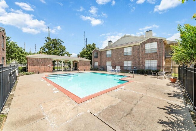 Building Photo - 2121 El Paseo St