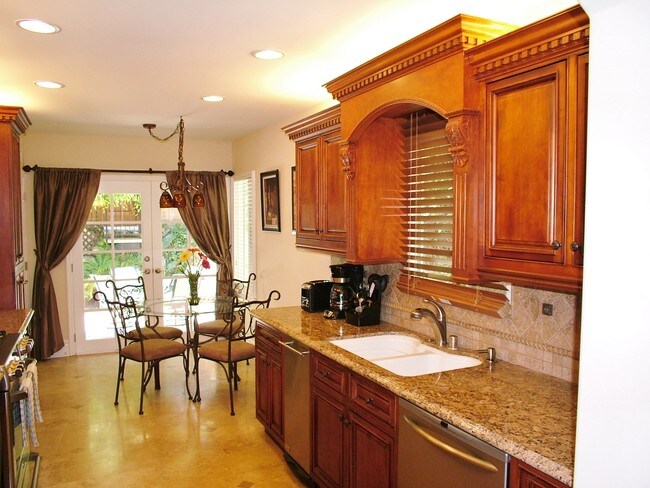 Building Photo - 700 N Irena Ave