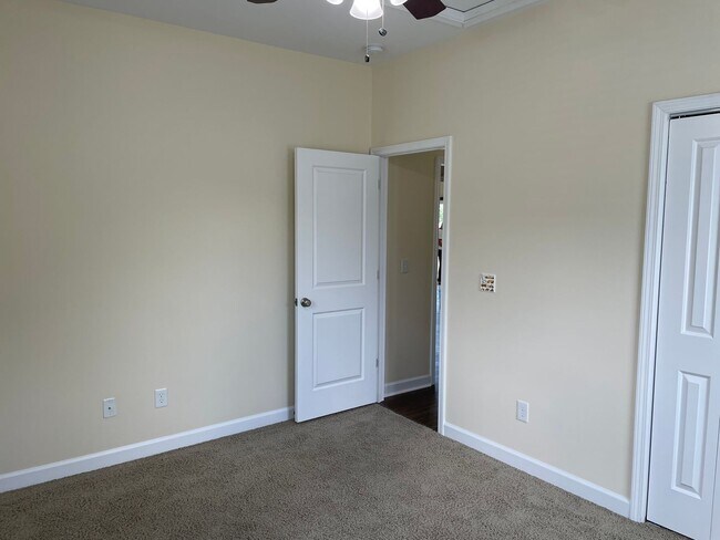Building Photo - 3 Bedroom 2 Bathroom House with Large Fenc...