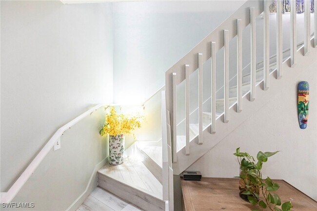 Building Photo - 1323 Solana Rd