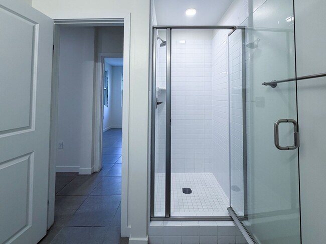 Building Photo - 1568 E Thompson Blvd