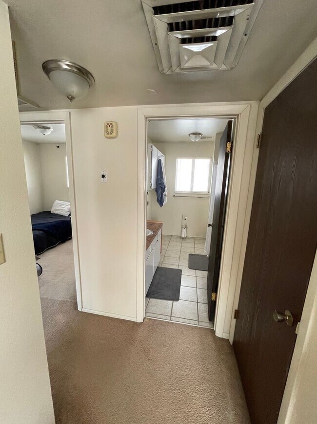 Building Photo - Upper Level 2 Bedroom 1 Bath