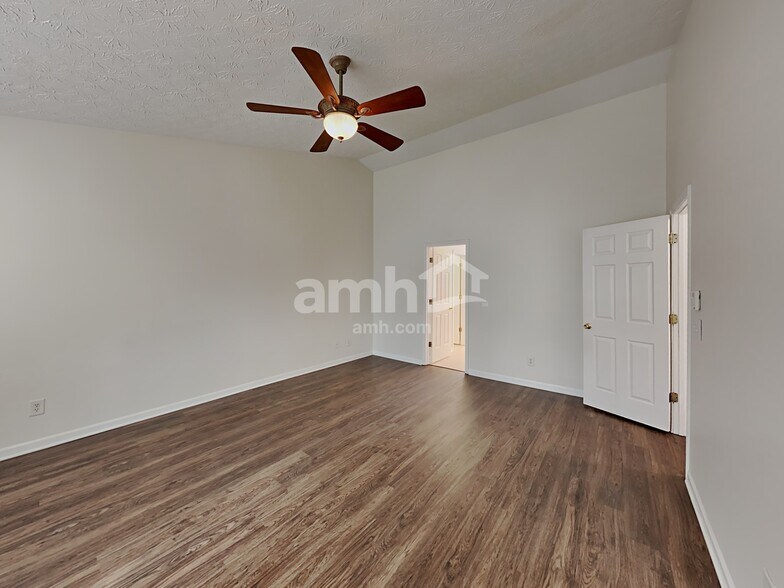 Building Photo - 307 Meadows Ln
