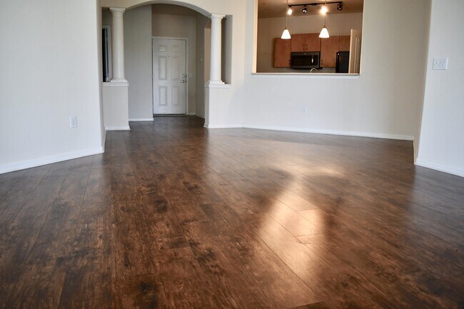 Building Photo - Gardens of Bridgehampton - 3 Bed - 3 Bath - Hardwood Laminate Floors