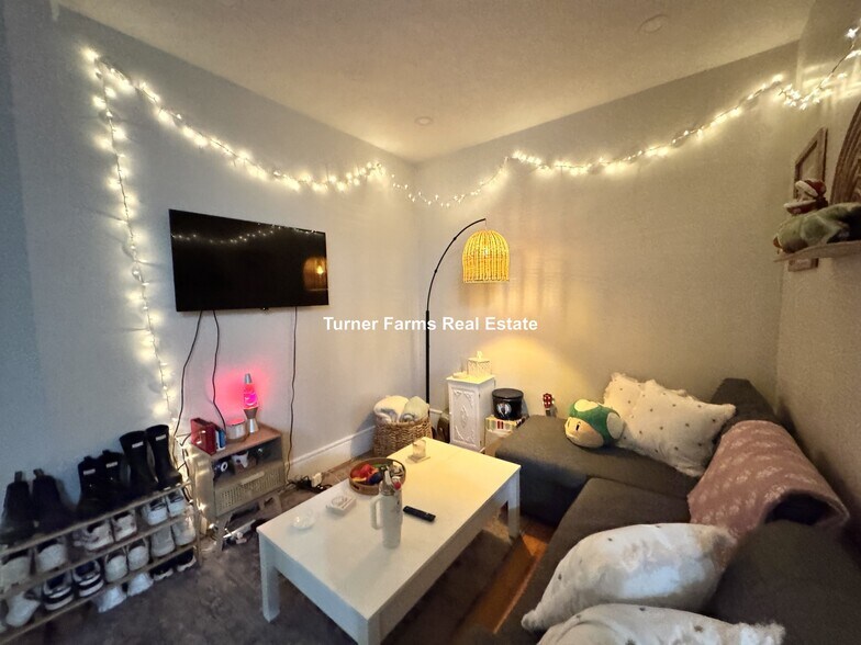 Building Photo - 91 Hudson St