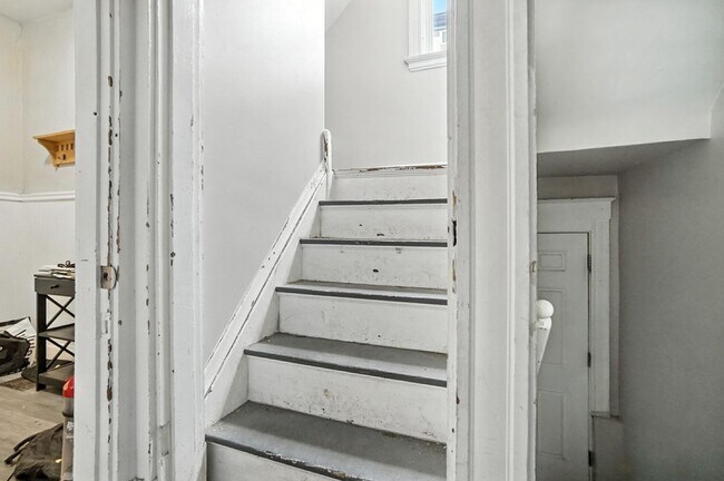 Building Photo - 7 bed/2 bath on Atkinson, Mins. from UC for Only $650/pp ($4,550/mo)!