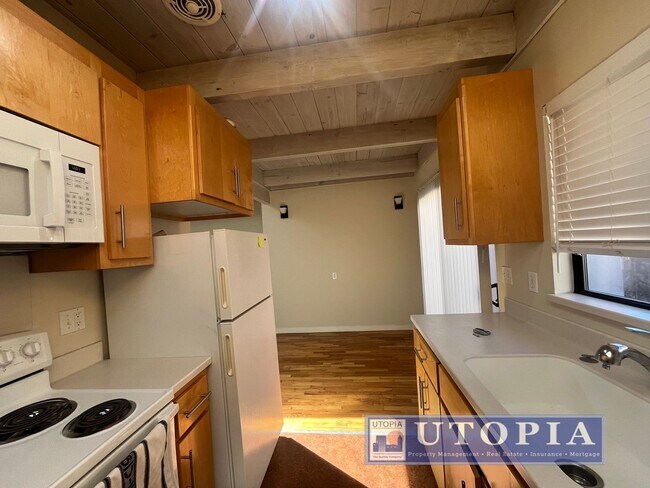 Building Photo - Adorable 1 bedroom, 1 bathroom triplex uni...