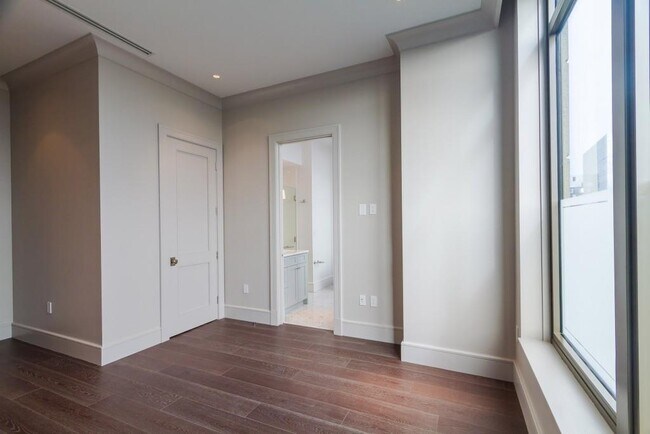 Building Photo - 3376 Peachtree Rd NE