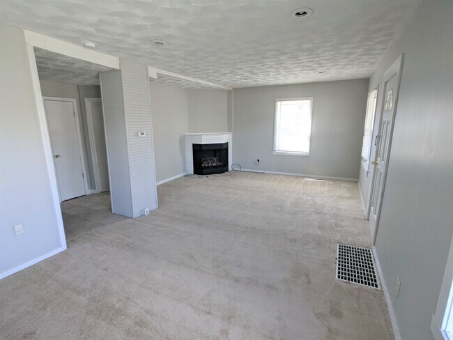 Building Photo - Spacious 3 bedroom 1.5 Bath home in Indianapolis!