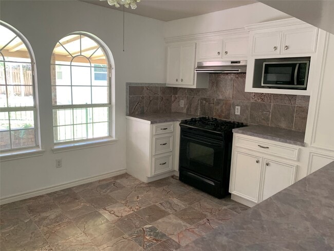 Building Photo - 4722 Woodside St