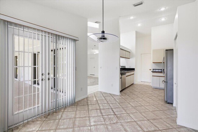 Building Photo - 1902 SE Gaskins Cir