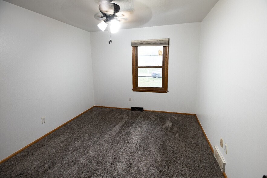 Building Photo - 8684 N 62nd St