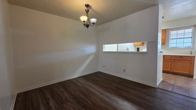 Building Photo - Comfortable 3 bedroom, 2 bath townhome AVA...