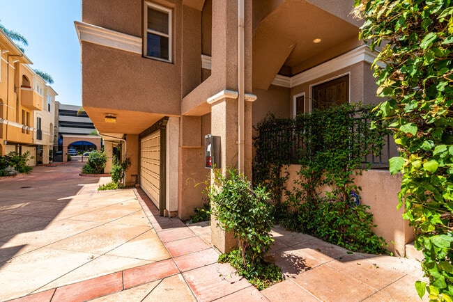Building Photo - Private Updated 3-Bedroom 3-Bathroom Tri-L...