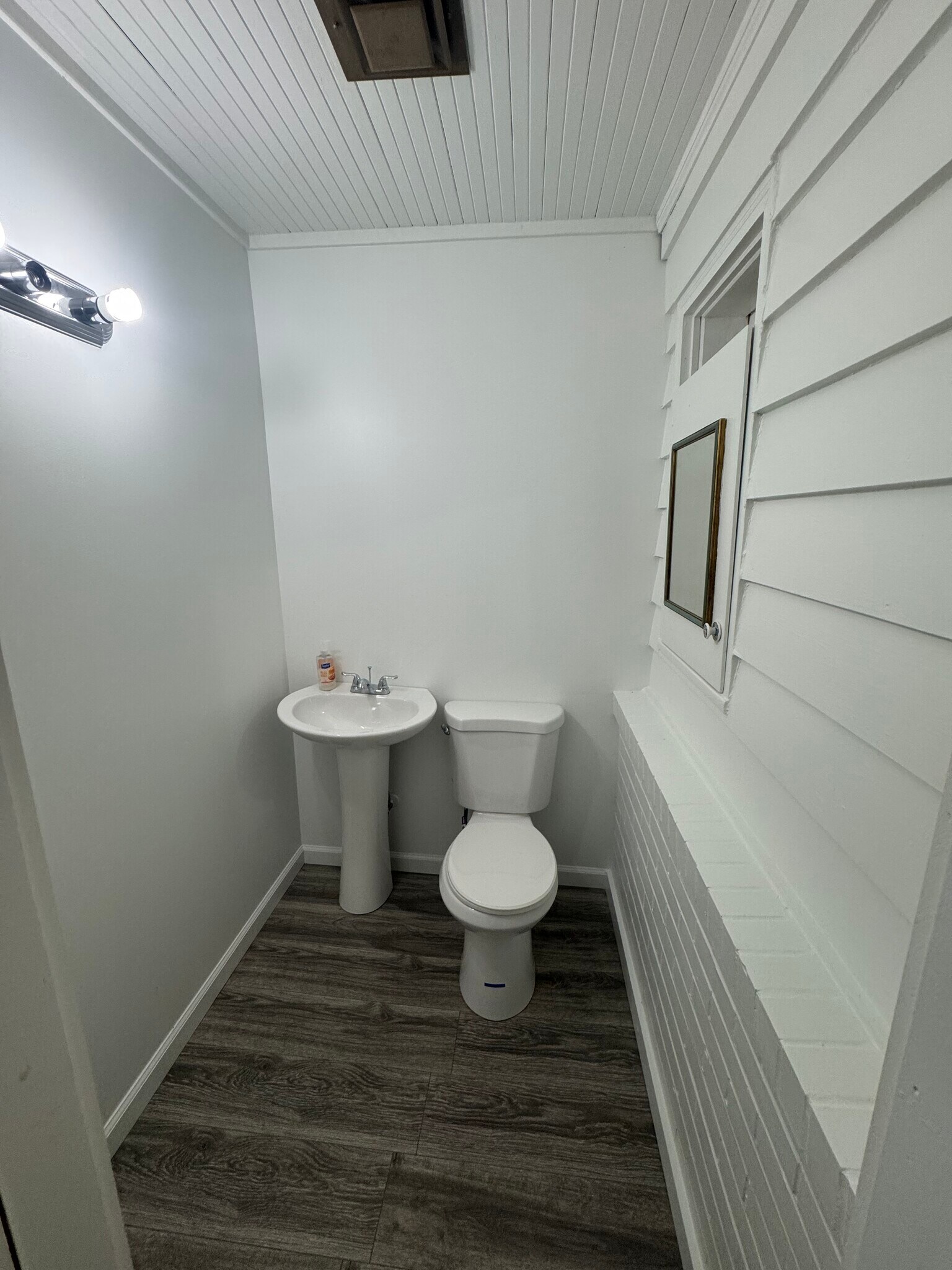 Building Photo - 29 Moores Ln S