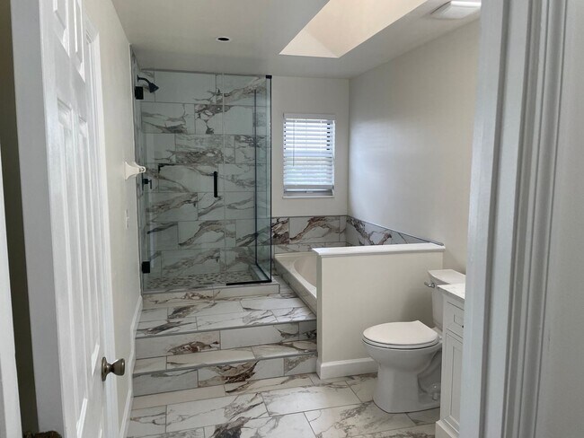 Building Photo - Beautiful 2 Bed, 1.5 Bath Townhome on the Edge of the Desirable Hill Neighborhood Available for Rent