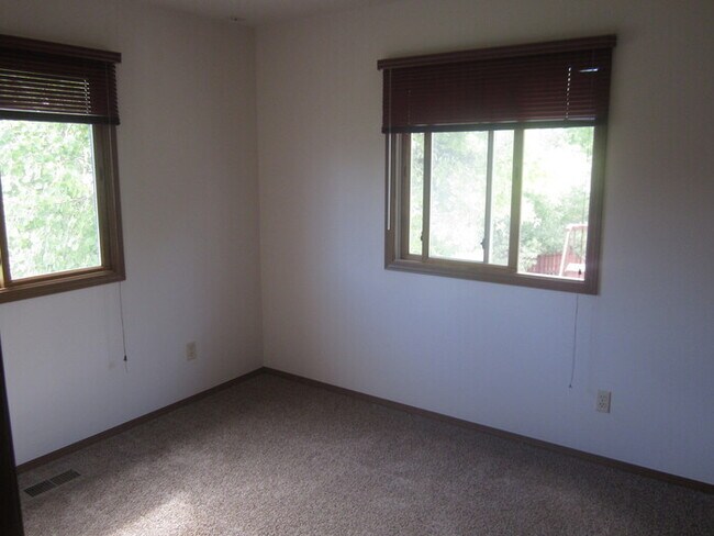 Building Photo - 3 Bedroom 2 Bath Tri Level Home with 2 Car...