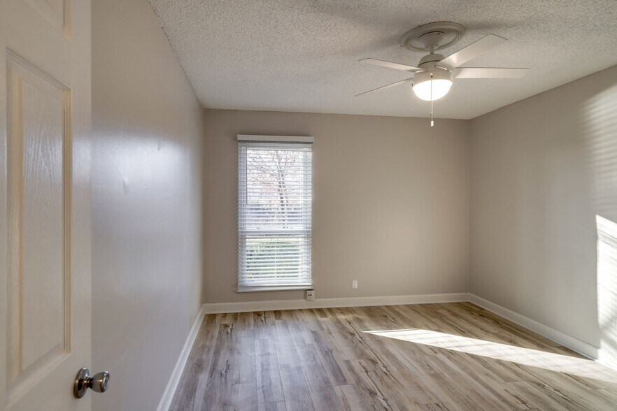 Building Photo - 515 Basswood Ave