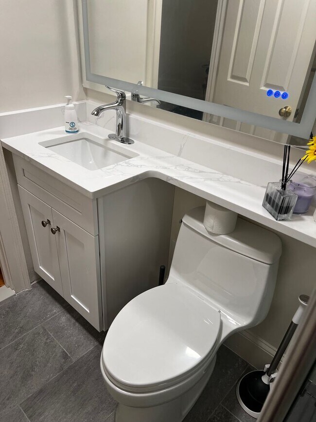 Building Photo - WOW!!!  GORGEOUS BRIGHTON 3 BED WITH HT AND HW INCLUDED!!