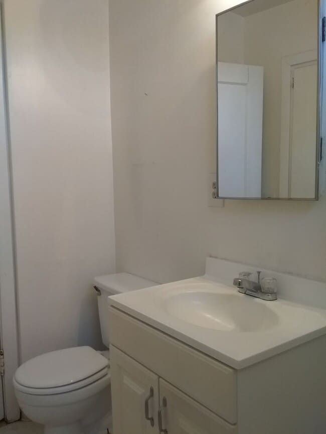 Building Photo - **APPROVED APPLICATIONS**  2 bed 1 bath single family home