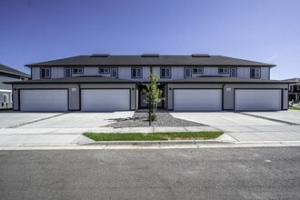Building Photo - 3 bedroom, 2 bath Townhome in Belgrade