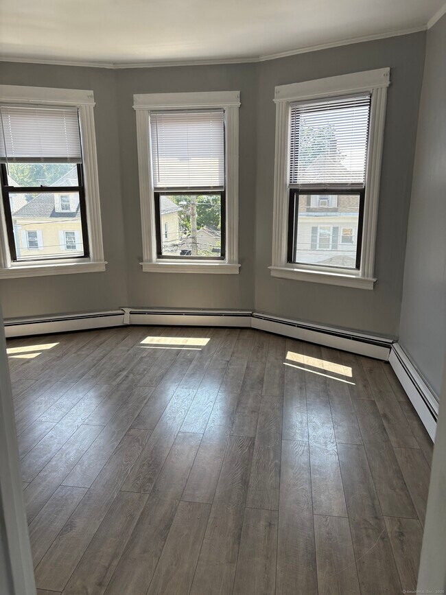 Building Photo - 174 Standish St