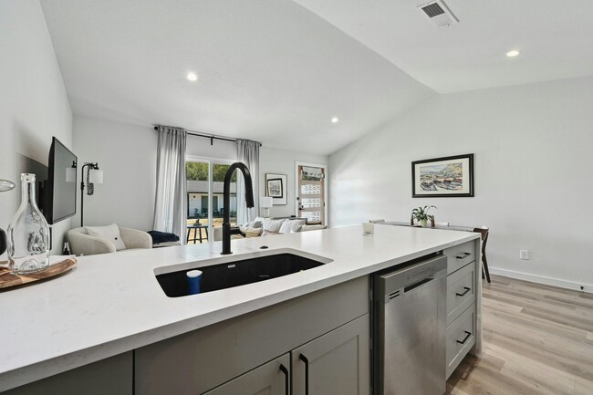 Building Photo - 1215 Hollow Creek Dr