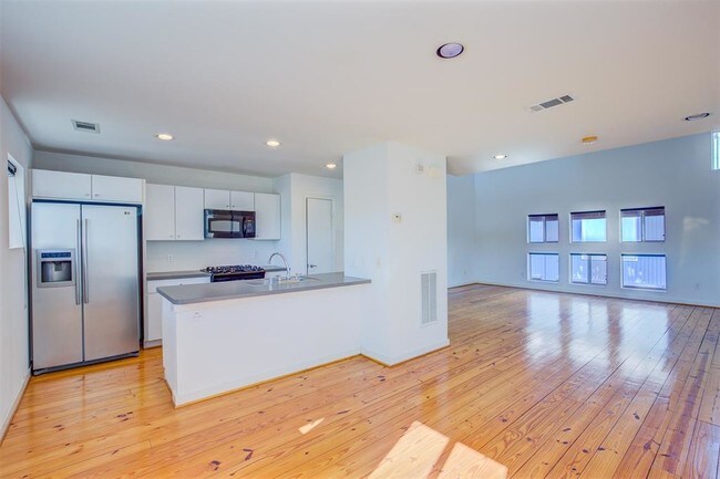 Building Photo - 3212 Yellowstone Blvd