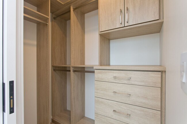 Building Photo - Victoria Place 2705 - Sophisticated 1BR