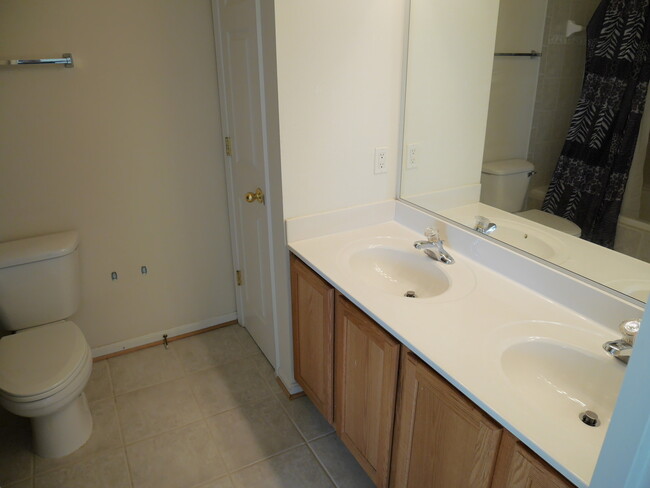 Building Photo - 2 Bedroom Townhome Located In Baltimore Ci...