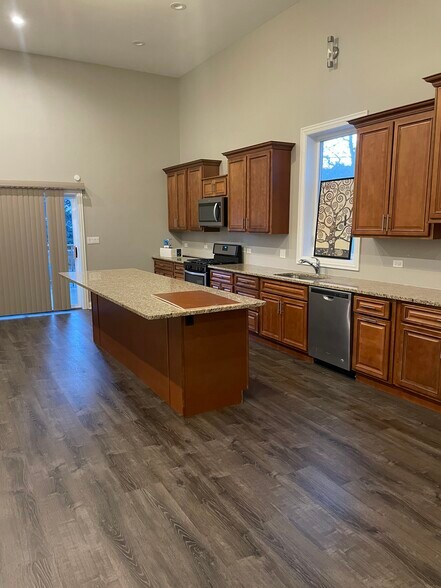 Building Photo - 6027 W Giddings St