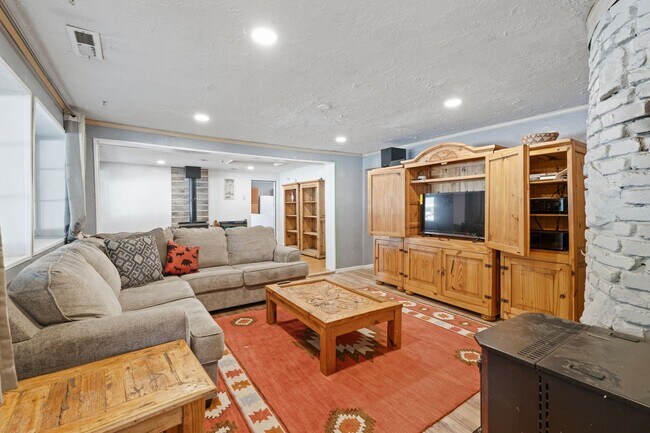 Building Photo - 3 Bed 2.5 Bath Fully Furnished single level rancher with fenced yard & plenty of space