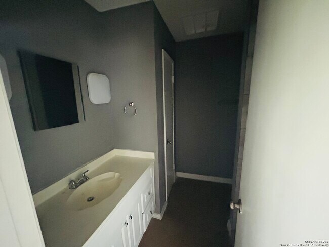 Building Photo - 8411 Collingwood-