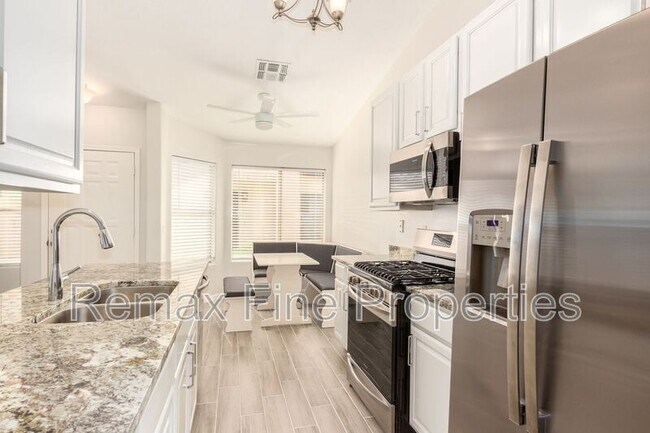 Building Photo - 1851 E Carla Vista Dr