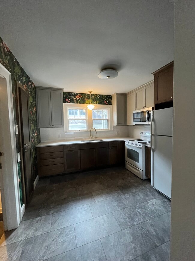 Building Photo - 1650 S 5th St