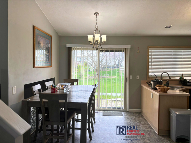 Building Photo - Three Bed, Two Bath Furnished Home Availab...