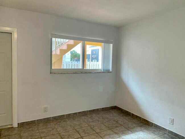 Building Photo - 2909 Middle River Dr