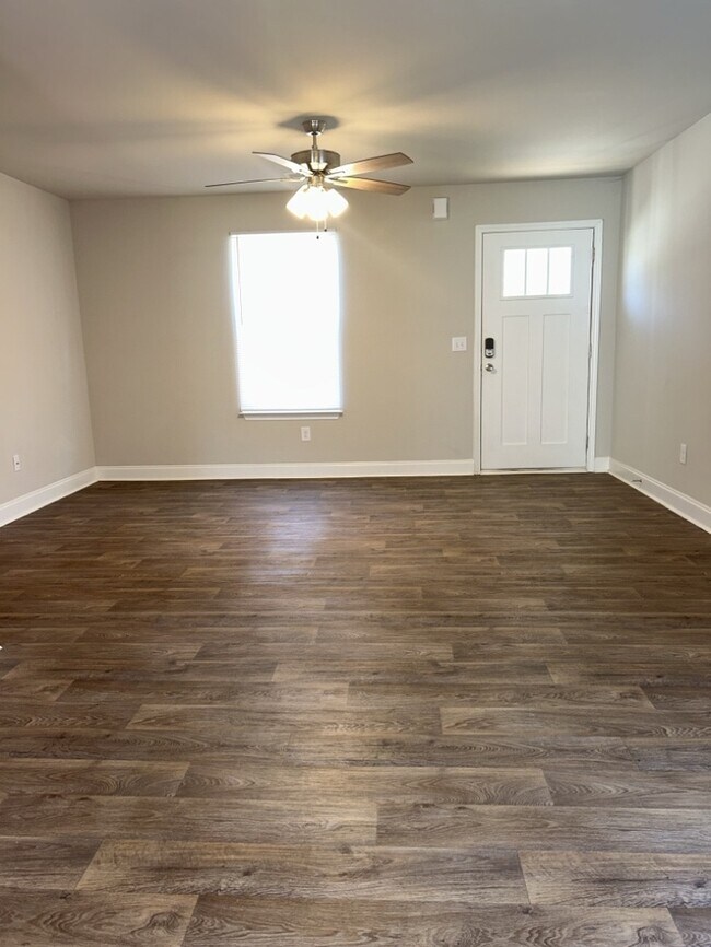 Building Photo - 2 Bedroom 1.5 Bathroom