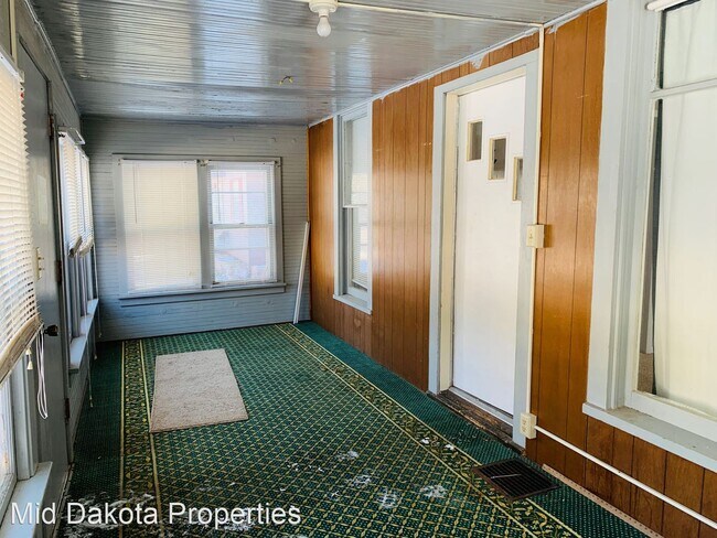 Building Photo - 2 br, 1 bath House - 807 E 6th