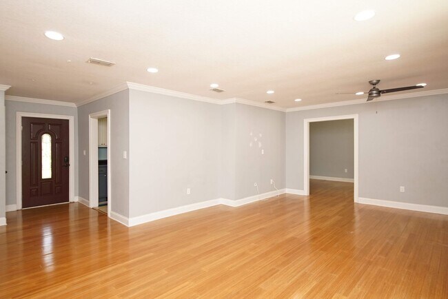 Building Photo - Central Niceville Location