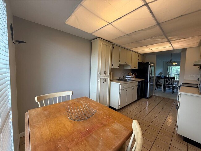 Building Photo - 2700 Cove Cay Dr