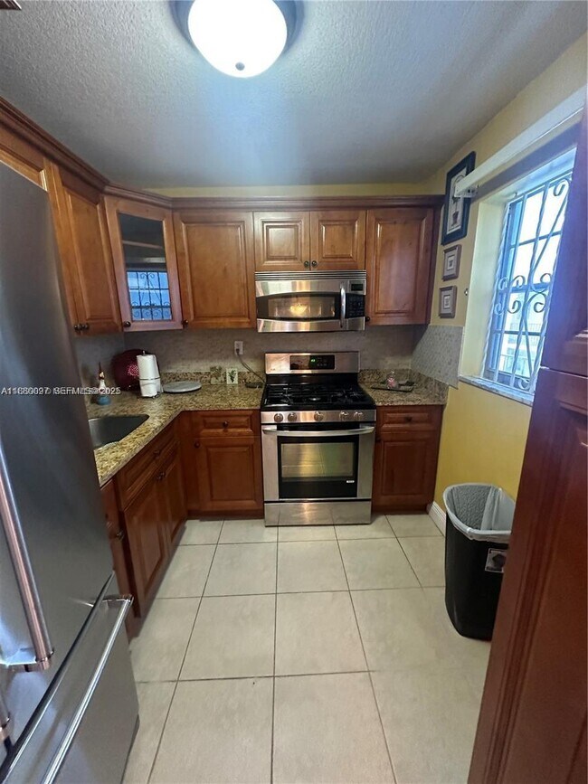 Building Photo - 720 Collins Ave