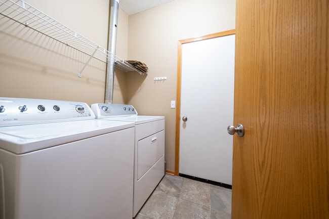 Building Photo - 2750 Mallard Dr