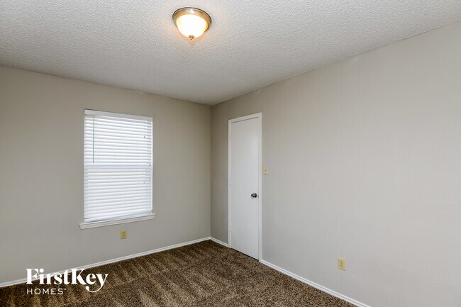 Building Photo - 10913 Ives St