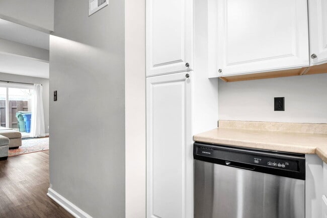 Building Photo - 1226 Woodbrook Cir W