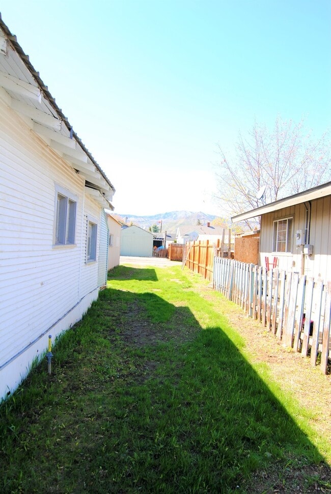 Building Photo - Rare 1 Bedroom House for Rent!