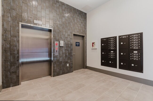 Building Photo - Two Bedroom Apartment in Washington Square!