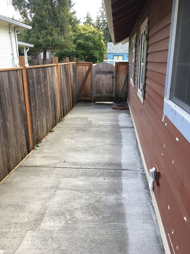 Building Photo - Updated 1930s Craftsman Duplex!